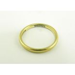 A 9CT GOLD WEDDING RING, 1.9G