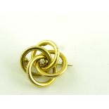 A DIAMOND KNOT BROOCH IN GOLD MARKED 14K, 4.2G