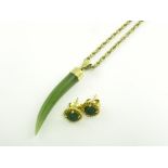 A 9CT GOLD MOUNTED NEPHRITE PENDANT AND A PAIR OF SIMILAR GOLD MOUNTED EARRINGS, AND A GOLD NECKLET