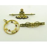 A GOLD AND ENAMEL ROYAL ARTILLERY SWEETHEART'S BROOCH, MARKED 9CT, A GOLD BAR BROOCH AND A GOLD