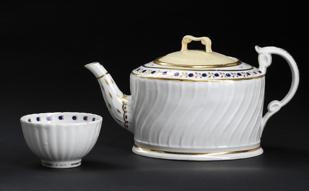 A CAUGHLEY OVAL TEAPOT AND MATCHING TEA BOWL, C1788-93 enamelled with the Flaming Pearl pattern,
