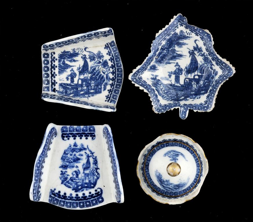TWO CAUGHLEY BLUE AND WHITE ASPARAGUS SERVERS, A PICKLE DISH AND AN ARTICHOKE POT-COVER, C1779-88