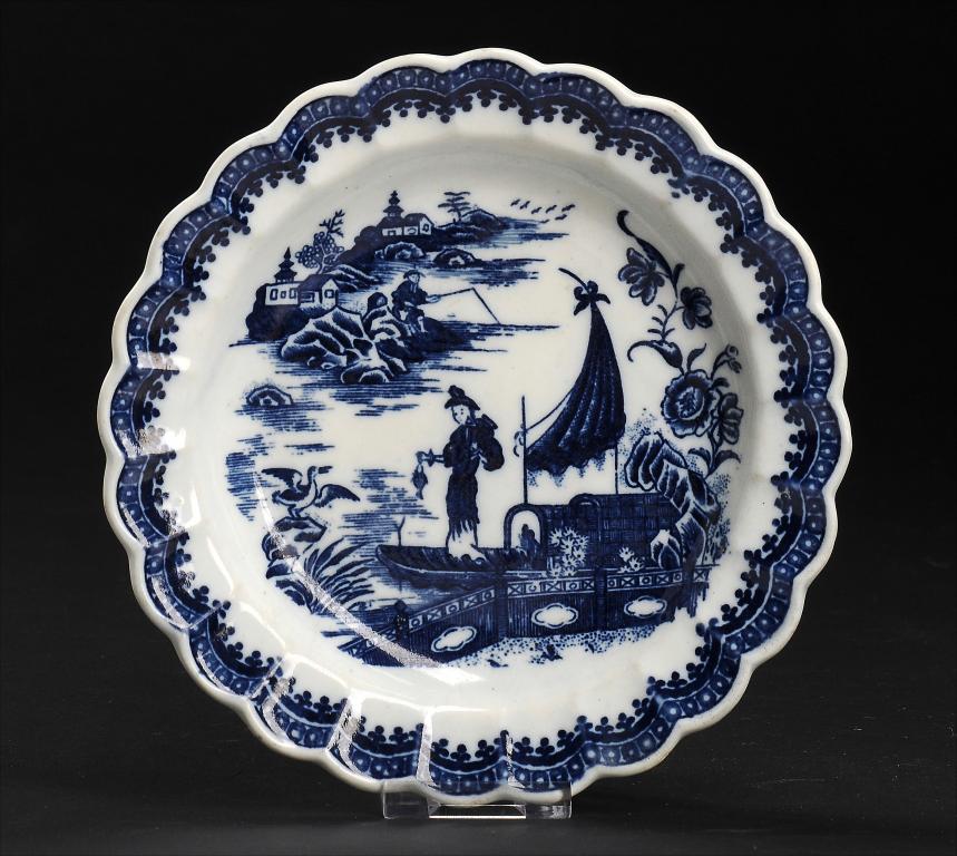 A CAUGHLEY BLUE AND WHITE PLATE, C1779-88 printed with the Fisherman pattern, 15.5cm diam, impressed