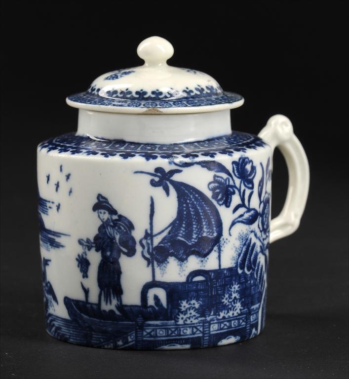 A CAUGHLEY BLUE AND WHITE MUSTARD POT AND A CAUGHLEY COVER, C1779-88 printed with the Fisherman