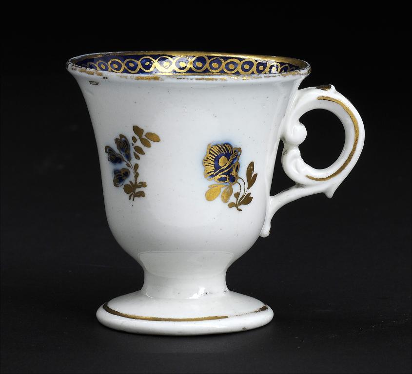 A CAUGHLEY BLUE AND GILT ICE CUP IN SÈVRES STYLE, C1788-93 in the Dresden Flowers pattern 6cm h
