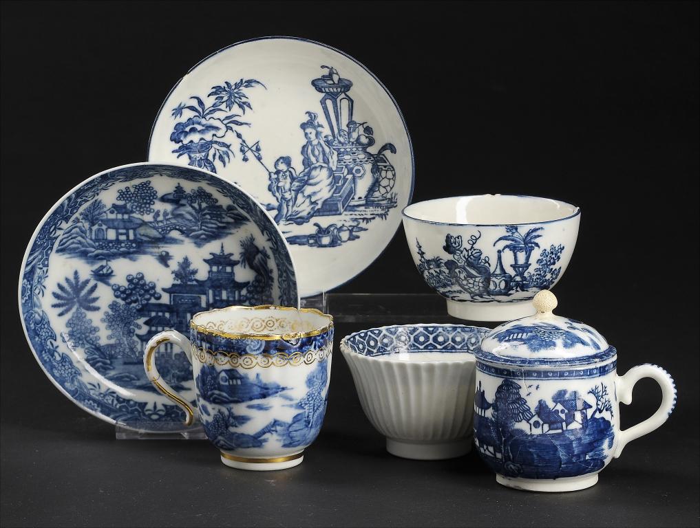 SIX CAUGHLEY BLUE AND WHITE TEA WARES, C1779-88 including a Cottage pattern custard cup and cover