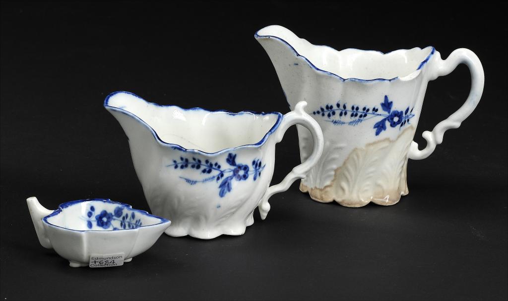 TWO CAUGHLEY BLUE AND WHITE HIGH AND LOW CHELSEA EWERS AND A MATCHING BUTTER BOAT, C1779-88