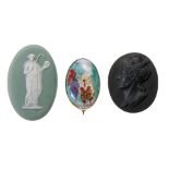 A WEDGWOOD & BENTLEY BLACK BASALT CABINET MEDAL OF CHARLES II, C1780, A WEDGWOOD GREEN JASPER DIP