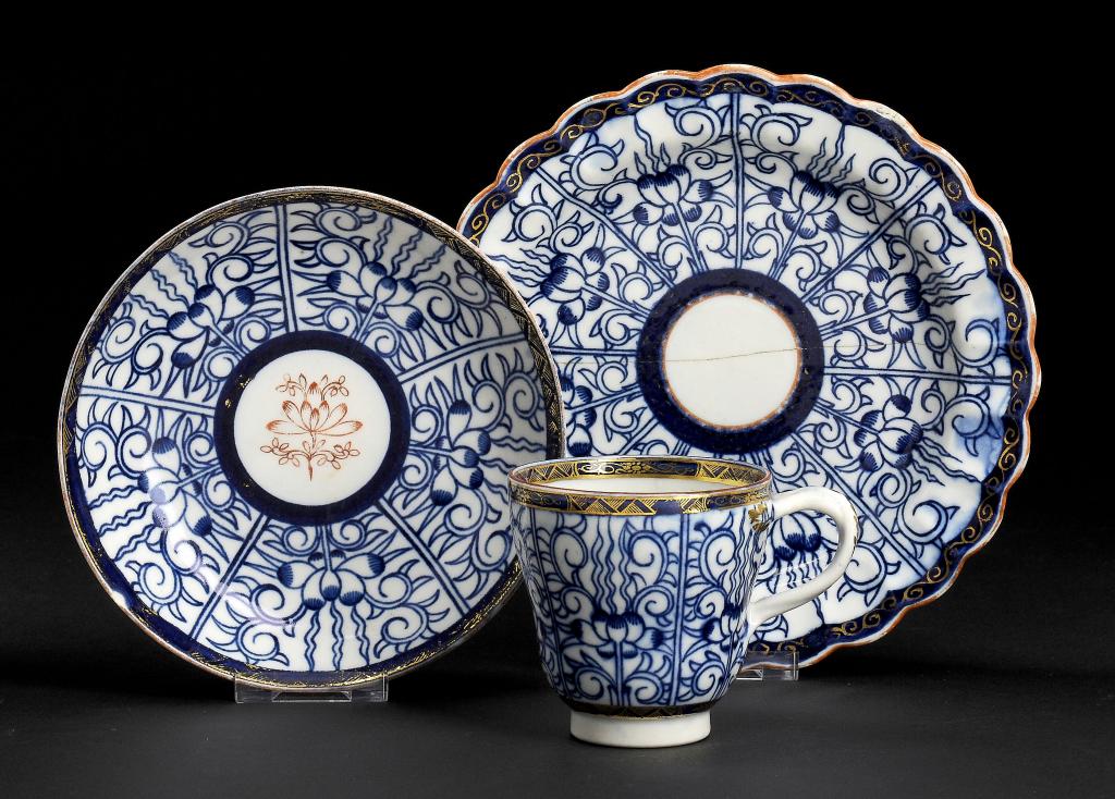 A CAUGHLEY BLUE AND WHITE PLATE AND MATCHING SAUCER AND BELL SHAPED CUP, C1788-93 painted with the