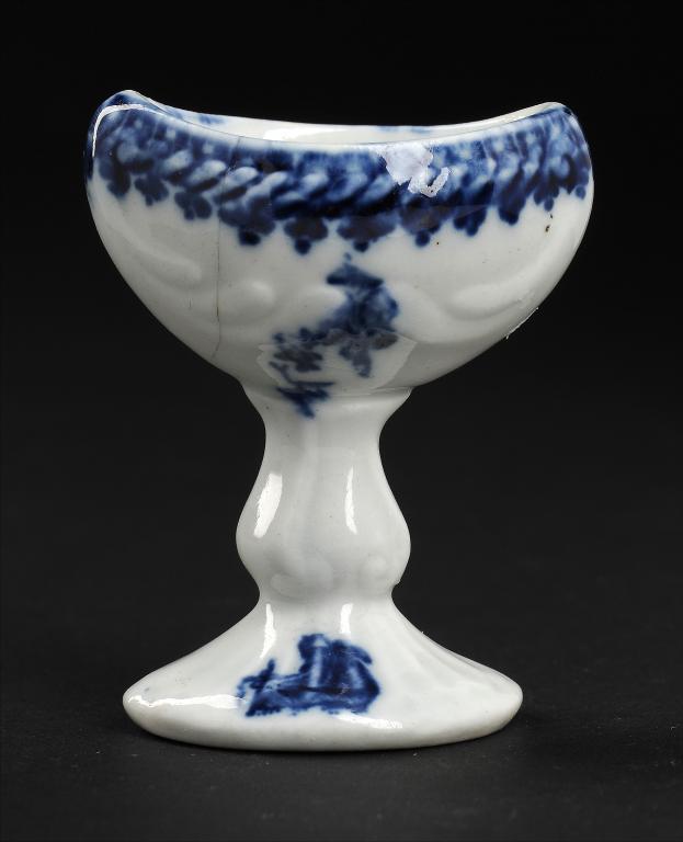 A RARE CAUGHLEY BLUE AND WHITE EYE BATH, C1779-88 printed with the Fisherman pattern, 5.5cm h ++