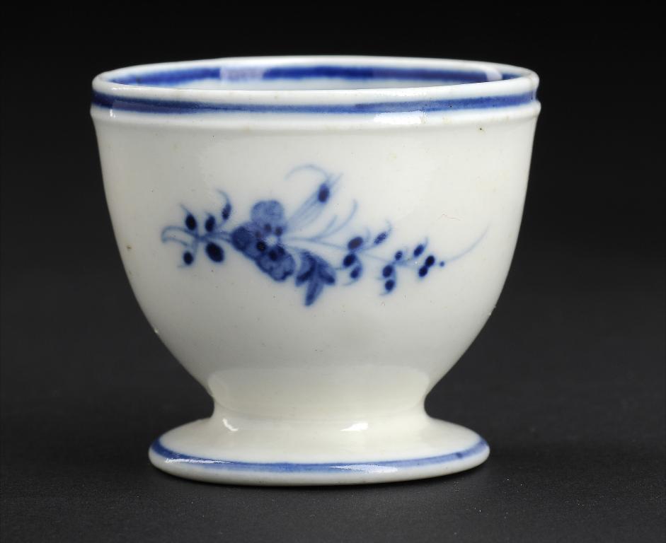 A RARE CAUGHLEY BLUE AND WHITE LOW EGG CUP, C1779-88 painted with the Chantilly Sprigs pattern,