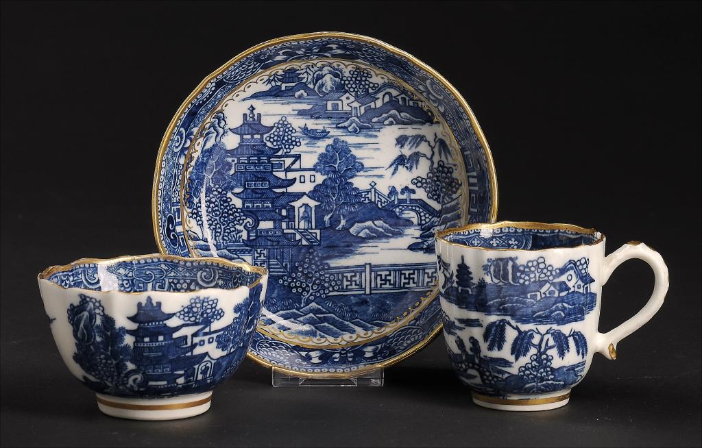 A CAUGHLEY BLUE AND WHITE ROYAL FLUTE TRIO, C1779-88 printed with the Pagoda pattern, saucer 12.