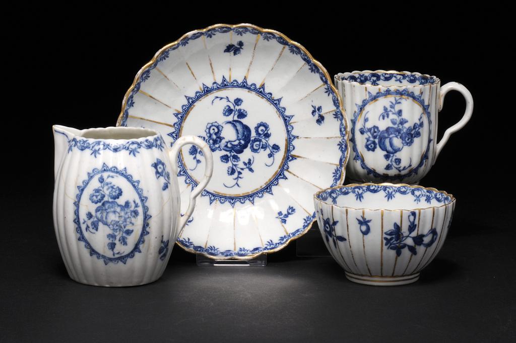 A RARE BLUE AND WHITE CAUGHLEY REEDED BARREL SHAPED CREAM JUG AND A MATCHING CAUGHLEY TRIO, C1775-79