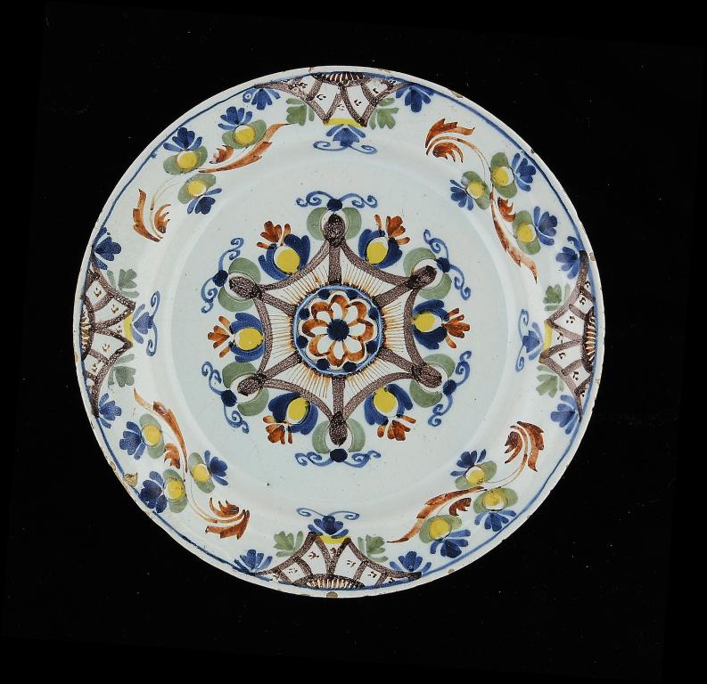 AN ENGLISH DELFTWARE 'ANN GOMM' PLATE, LAMBETH HIGH STREET C1790 22.5cm diam ++In unusually fine