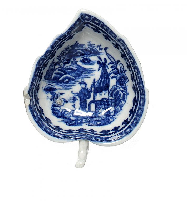 A CAUGHLEY BLUE AND WHITE BUTTER BOAT, C1779-88 printed with the Fisherman pattern, 8.5cm l