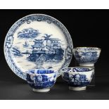 A RARE CAUGHLEY BLUE AND WHITE 'CRINKLED' SAUCER DISH, TWO MATCHING TEA BOWLS AND A MATCHING CHINESE