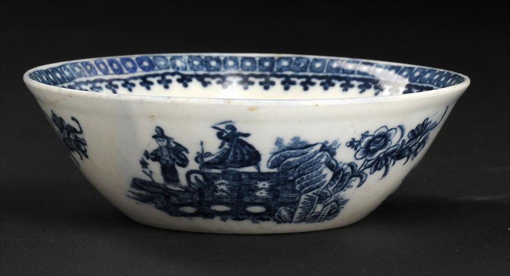 A CAUGHLEY BLUE AND WHITE PATTY OR TART PAN, C1779-88 printed with the Fisherman pattern, 12.5cm