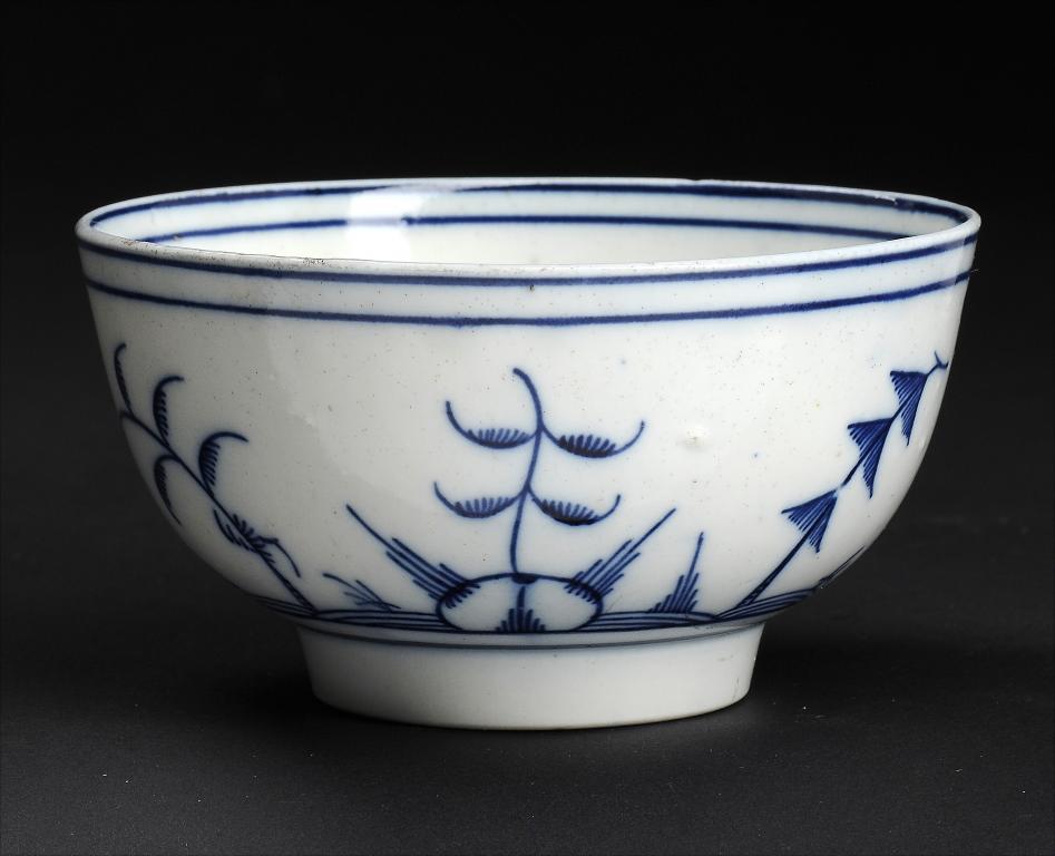 A CAUGHLEY BLUE AND WHITE BOWL, C1790 painted with the Blown Seedhead pattern, 11.5cm diam,