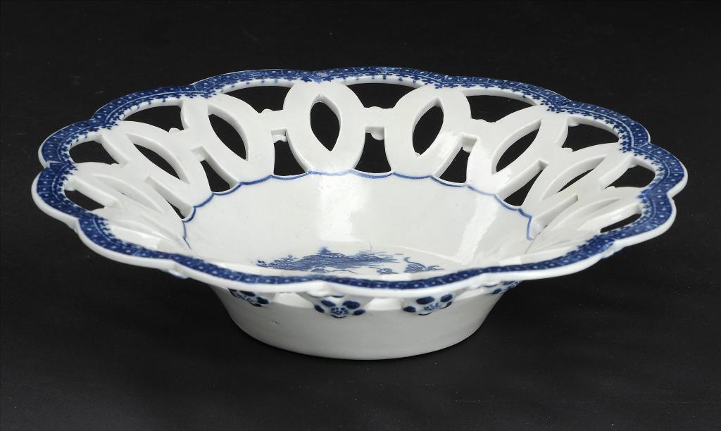 A CAUGHLEY BLUE AND WHITE RETICULATED DISH, C1779-88 printed with the Fisherman pattern, 18cm diam