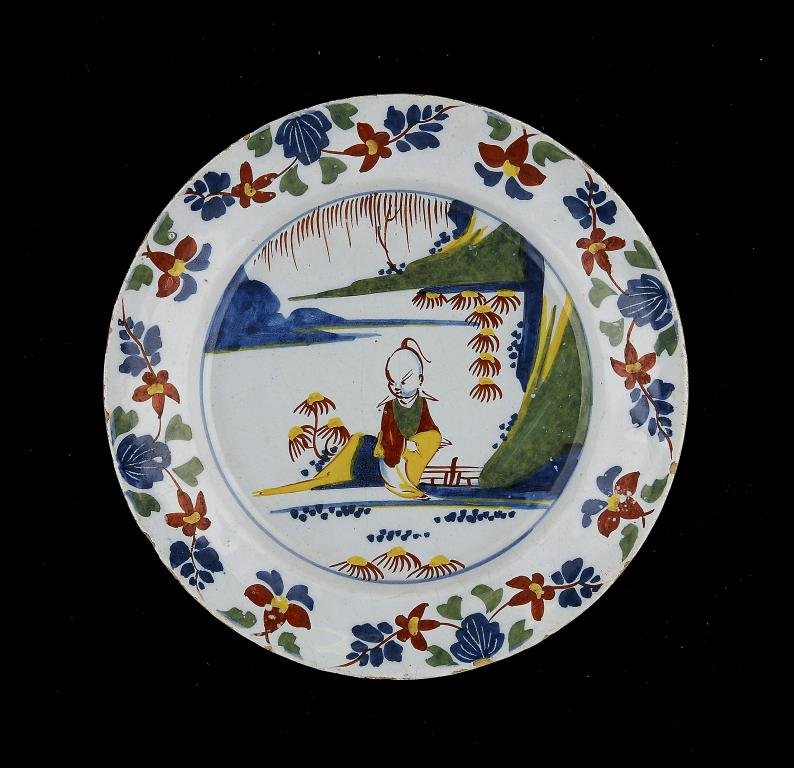 AN ENGLISH DELFTWARE CHINOISERIE PLATE, LAMBETH HIGH STEET, C1765-75 23cm diam ++An excellent