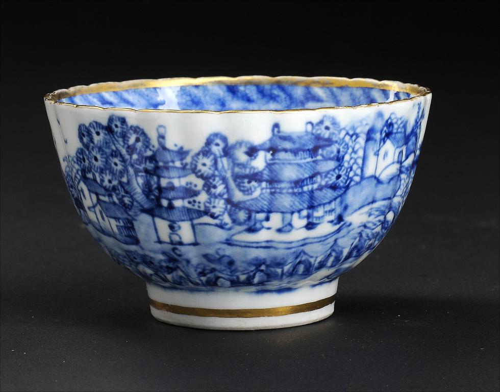 A CAUGHLEY BLUE AND WHITE TEA REEDED BOWL, C1790 painted with the Crowded Island pattern, 8.5cm diam