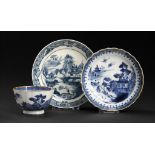 A CAUGHLEY BLUE AND WHITE 'CRINKLED' SAUCER AND A MATCHING CHINESE TEA BOWL AND SAUCER, C1797-99