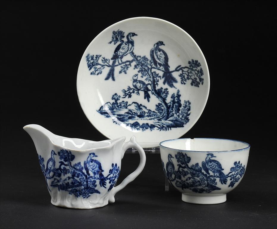 A CAUGHLEY BLUE AND WHITE LOW CHELSEA EWER AND TEA BOWL AND SAUCER, C1779-88 printed with the