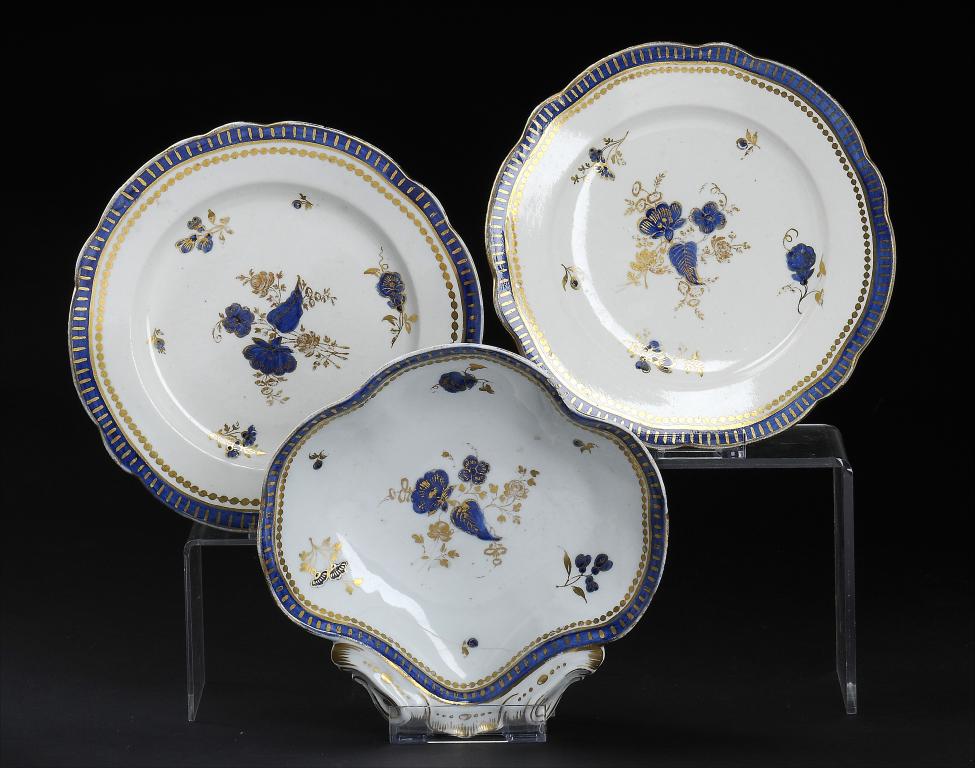 A PAIR OF CAUGHLEY BLUE AND GILT PLATES AND A MATCHING SHELL SHAPED DESSERT DISH, 1792-95