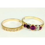A RUBY AND DIAMOND FIVE STONE RING IN GOLD, ONE DIAMOND DEFICIENT AND A GEM SET 9CT GOLD RING, 5G