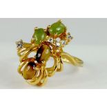 A DIAMOND, TIGER EYE AND CHRYSOPRASE RING, IN GOLD MARKED 18K, 4G