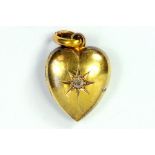A GOLD HEART SHAPED LOCKET, THE LID GYPSY SET WITH A DIAMOND, 2.7G