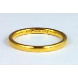 A 22CT GOLD WEDDING RING, 3.6G