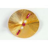 A RUBY, CULTURED PEARL AND GOLD FAN SHAPED BROOCH, MARKED 14K, 9.2G