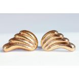 A PAIR OF 9CT GOLD WING SHAPED EARRINGS, 1G