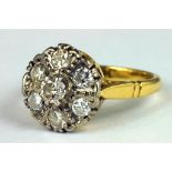 A DIAMOND CLUSTER RING, IN GOLD MARKED 18CT & PLAT, 3.8G