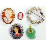 AN UNMOUNTED HARDSTONE CAMEO BROOCH, 19TH CENTURY, A CAST SILVER CIRCLET BROOCH AND THREE OTHER