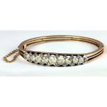 A DIAMOND BRACELET, WITH CUSHION SHAPED OLD CUT DIAMONDS IN GOLD, 18G