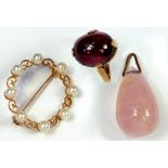 A CULTURED PEARL AND 9CT GOLD CIRCLET BROOCH, A GARNET CABOCHON RING AND A ROSE QUARTZ PEAR SHAPED
