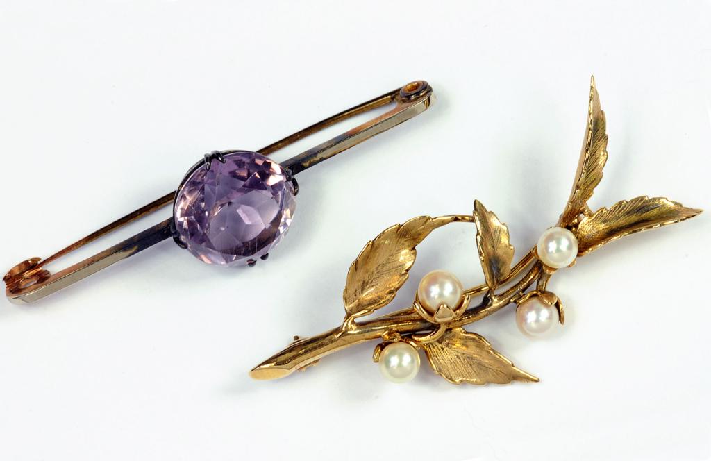 A CULTURED PEARL AND 9CT GOLD SPRAY BROOCH AND AN AMETHYST BAR BROOCH, IN GOLD MARKED 9CT, 10.2G
