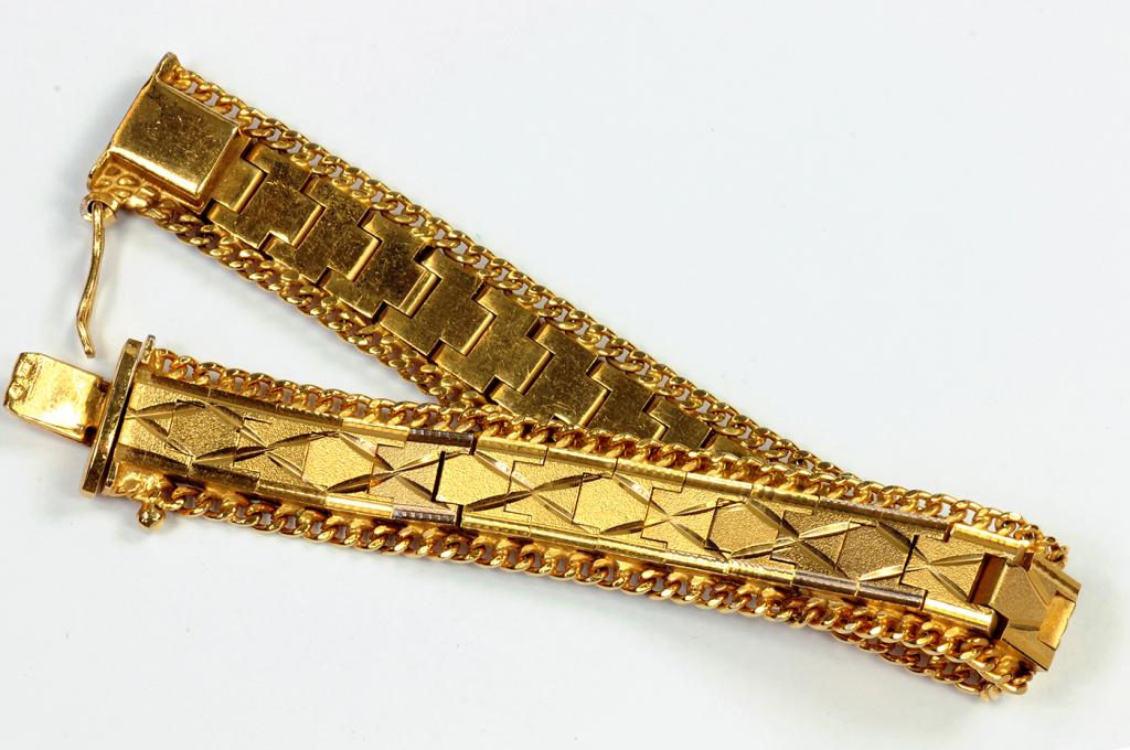 A GOLD BRACELET, 41.3G