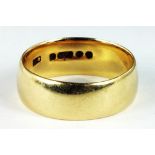 A 9CT GOLD WEDDING RING, 6G