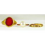 A 9CT GOLD SIGNET RING, CORNELIAN SET, A 9CT GOLD AND WHITE STONE ETERNITY RING AND A CULTURED PEARL