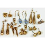 A SMALL COLLECTION OF PAIRS OF GOLD EARRINGS, SEVERAL GEM SET, 26.5G