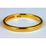 A 22CT GOLD WEDDING RING, 2.7G