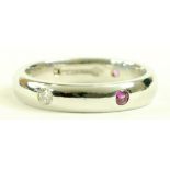 A DIAMOND AND PINK SAPPHIRE ETERNITY RING IN 18CT WHITE GOLD, 5.9G