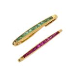A PAIR OF CALIBRÉ CUT RUBY OR EMERALD BROOCHES, C1930  in gold, marked 750