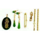 A CHINESE GOLD MOUNTED NEPHRITE PENDANT, A PAIR OF GOLD AND NEPHRITE EARRINGS, A GOLD AND CULTURED