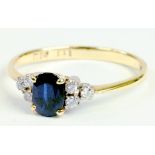 A SAPPHIRE AND DIAMOND RING IN GOLD, MARKED 14K, 2G