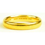 A 22CT GOLD WEDDING RING, 6.3G