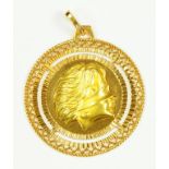 A GOLD PENDANT, APPLIED WITH THE HEAD OF A BLINDFOLDED WOMAN, MARKED 750, 8.9G